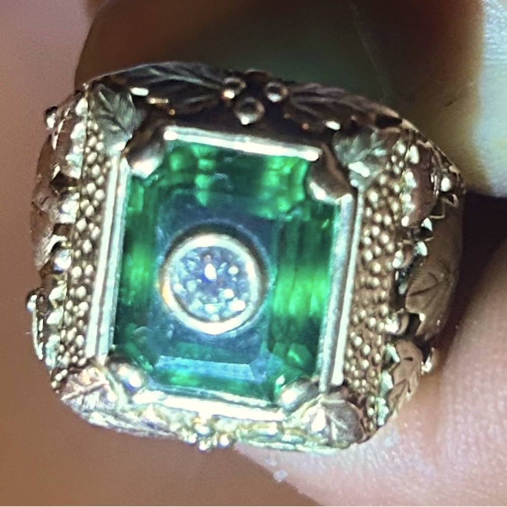 Elegant black Gold with diamond and emerald men’s Ring